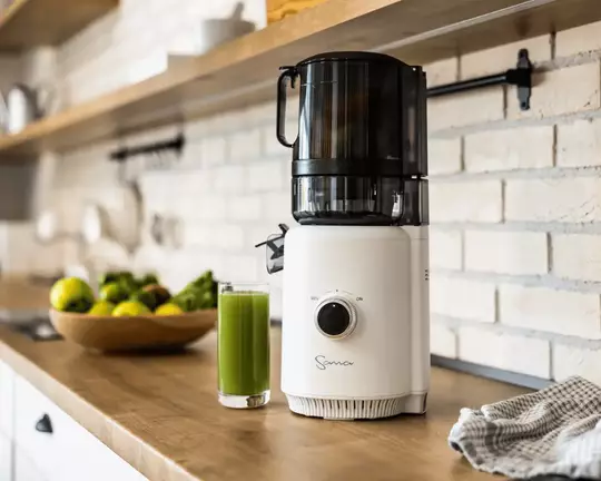 odšťavňovač Sana 818 s automatickou samokrájecí násypkou