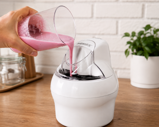Nalévání směsi do zmrzlinovače Gelato Dolce Vita